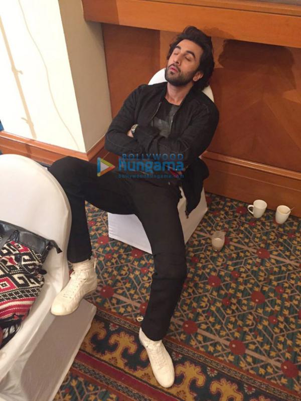  OMG! This is what Ranbir Kapoor does when Katrina Kaif is not around! 