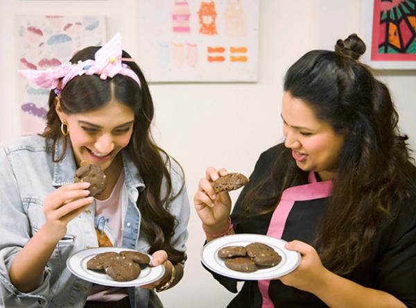  Sweet Saturday: Sonam Kapoor indulges in some chocolate making with ace chef Pooja Dhingra 