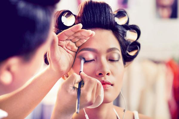 This is where you can learn the latest trends in hair and make-up in Mumbai