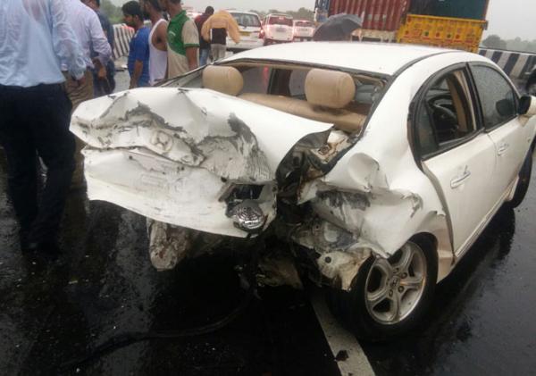 Horrific accident on Mumbai-Pune Expressway holds up traffic for hours