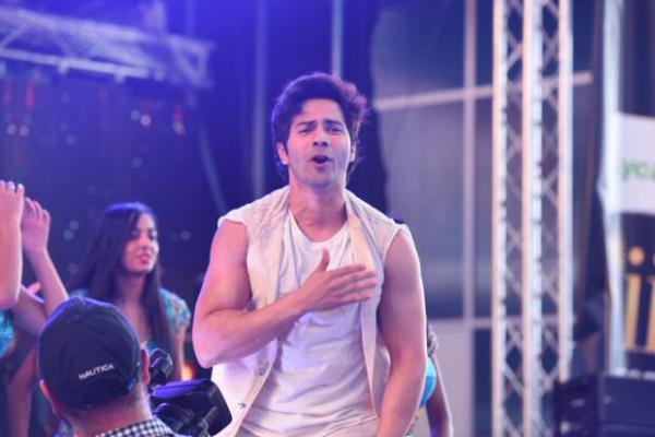  WATCH: Varun Dhawan sets the stage on fire with 'Tamma Tamma Again' at Times Square 