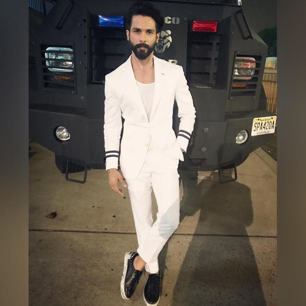 Shahid Kapoor carries the white suit like a bomb on the IIFA Rocks 2017 green carpet- View Pics