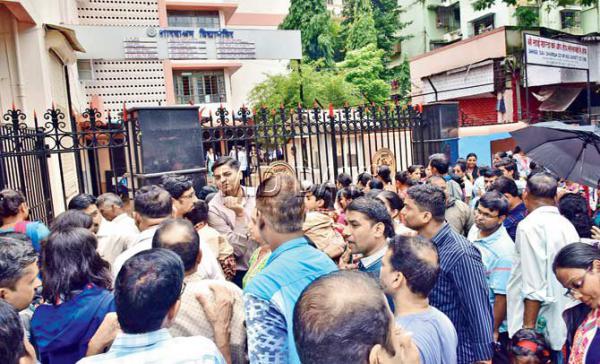 Mumbai: Parents protest after Dadar school bars entry of 40 students