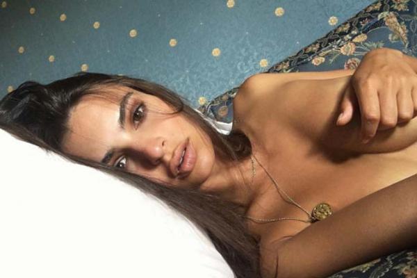 Emily Ratajkowski goes nude for photoshoot