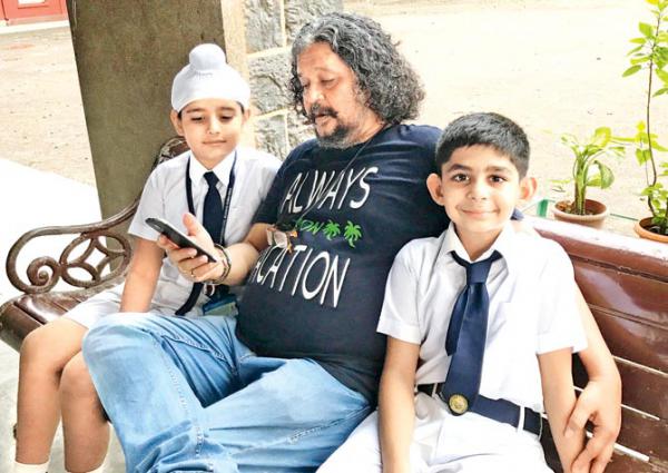 Amole Gupte gets nostalgic with child actors on the last day of 'Sniff' shoot