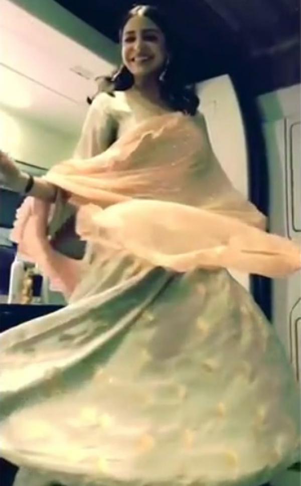  Watch: Anushka Sharma happily twirls in this Shah Rukh Khan directed video 