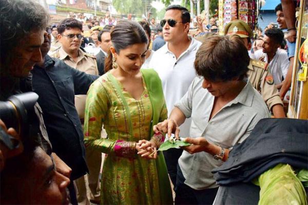 Photos: Shah Rukh Khan, Anushka Sharma relish 'paan' in Varanasi