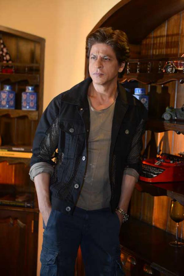 Shah Rukh Khan&apos;s Jacket Looks Like A Result Of A Game Of &apos;Truth And Dare&apos;