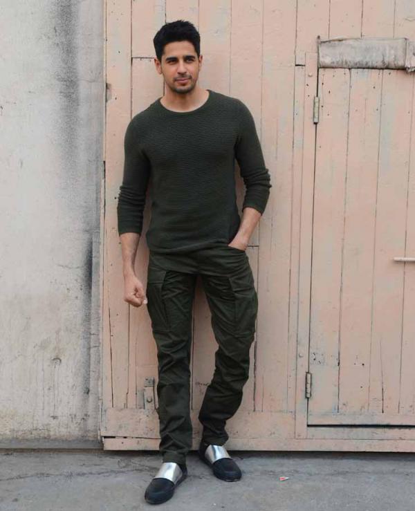 Sidharth Malhotra&apos;s Outfit Has Three Details You Just Can&apos;t Miss