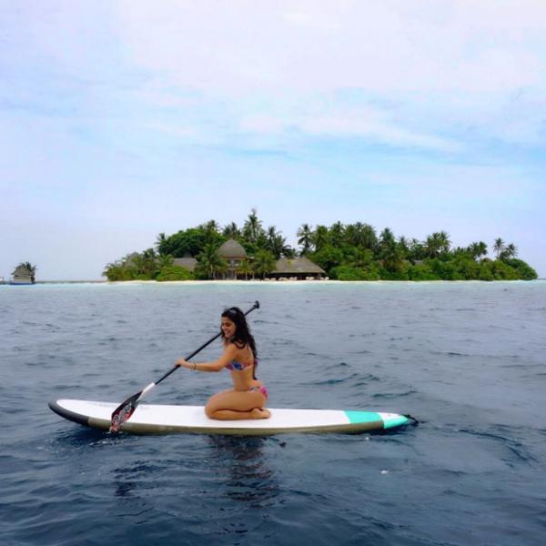  HOTNESS ALERT! Check out bikini-clad Shenaz Treasury kayaking in Maldives 
