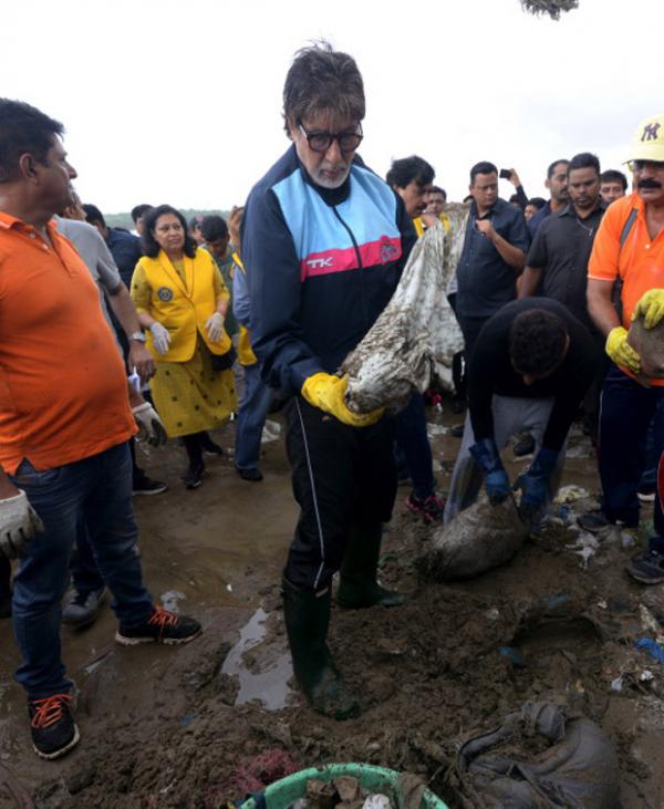  Amitabh Bachchan cleans Versova Beach and shows his support towards the cleanliness drive 