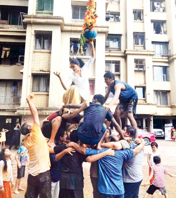 Wow! Kavita Kaushik turns Govinda, climbs human pyramid to break Dahi Handi