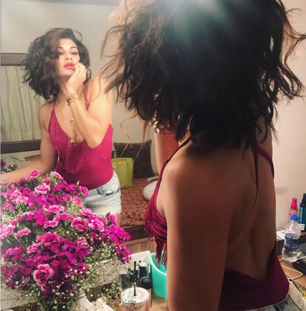  OMG! Jacqueline Fernandez looks stunning in this backless top and denim hot pants 