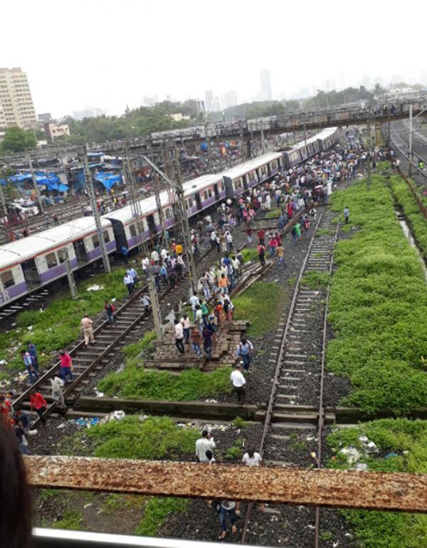 5 injured as harbour line train derails at Mahim, services affected