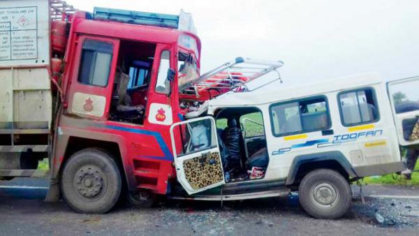 Crash kills 10 of Dombivli family after driver dozes off