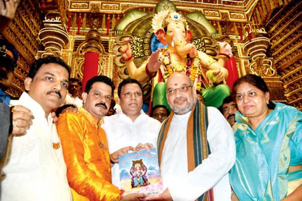BJP party president Amit Shah goes Ganesh pandal-hopping in Mumbai