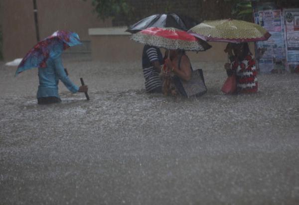Mumbai rains: Mumbaikars turn heroes, help stranded people