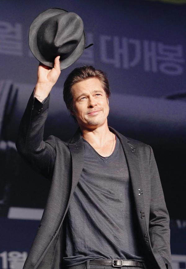 Brad Pitt apologises to Jennifer Aniston