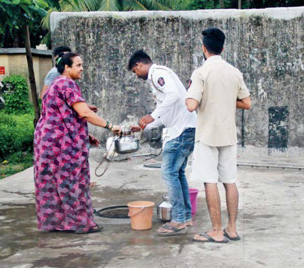 Mumbai cops spend the day before Visarjan Bandobast without a drop of water