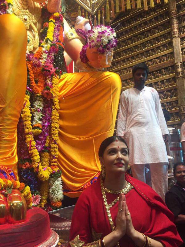  OMG! Aishwarya Rai Bachchan looks stunning in red saree at Lalbaugcha Raja 