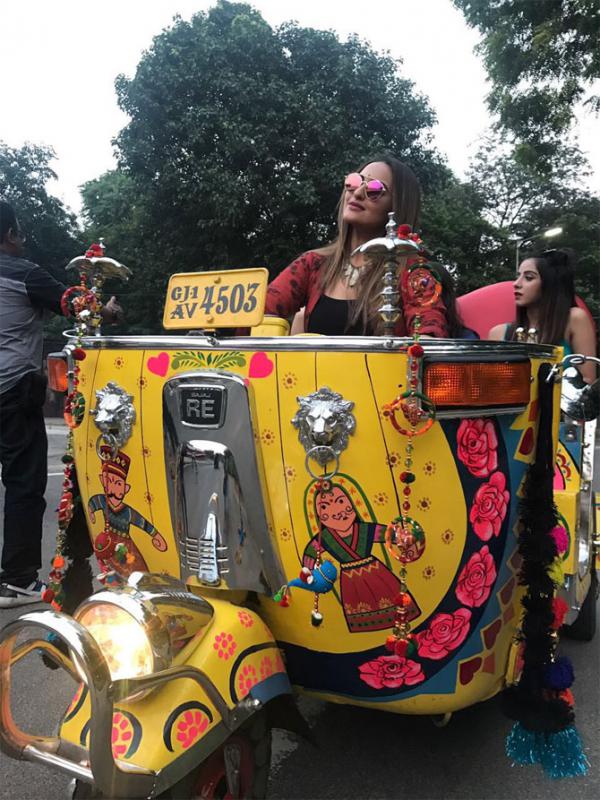 Sonakshi Sinha brings the streets of Ahmedabad to a halt!