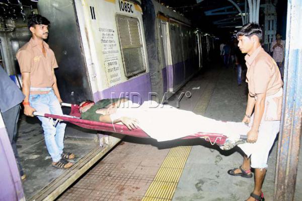 Mumbai: Man dies on tracks, GRP says they are unable to identify him