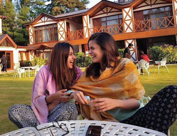  Check out: Alia Bhatt heads to Kashmir for Raazi; bff Akansha joins her for the schedule 