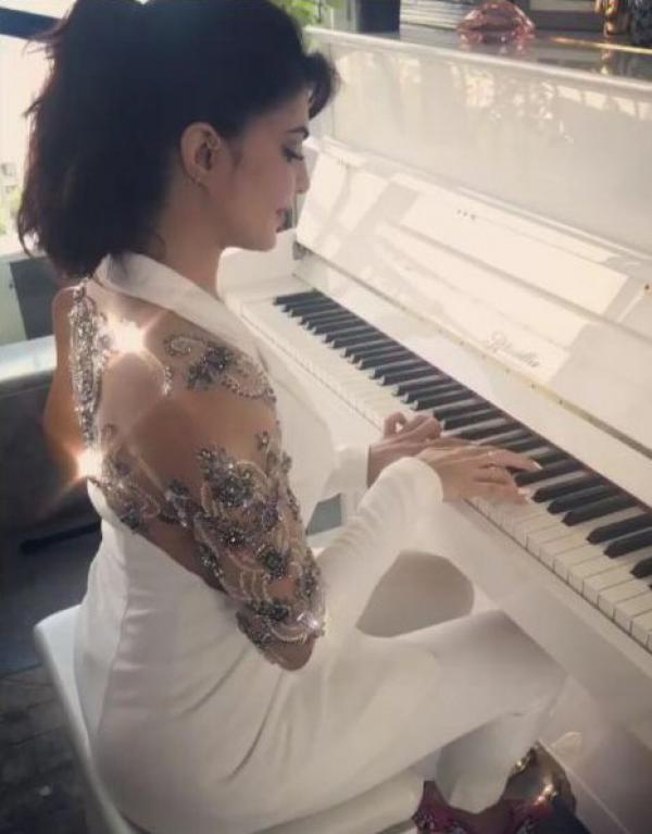  WATCH: Jacqueline Fernandez showcases her piano skills! 