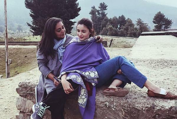  WOW! Alia Bhatt spotted chilling with Meghna Gulzar, Puneet B Saini on Raazi sets in Kashmir 