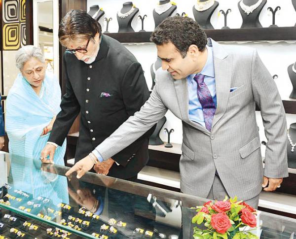 Looks like Amitabh and Jaya Bachchan are in the mood for some sparkler shopping