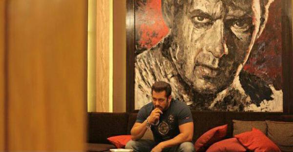  Check out: Salman Khan shows off his paintings at his chalet in Bigg Boss 11 house 