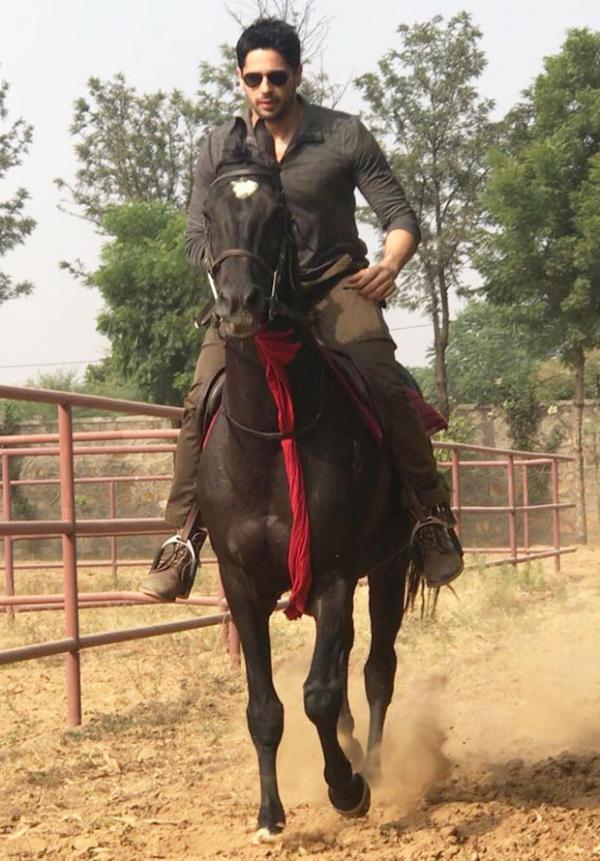  WATCH: Sidharth Malhotra enjoys horse riding with his new friend Chetak in Jaipur 