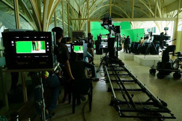  Behind the scenes: Shah Rukh Khan gives a sneak peek of his film set 