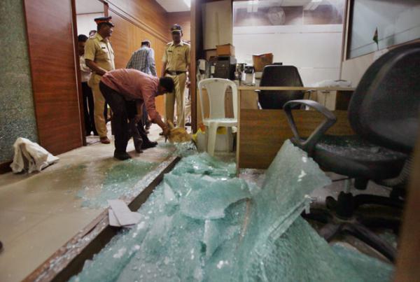 MNS men vandalise Mumbai Congress headquarters