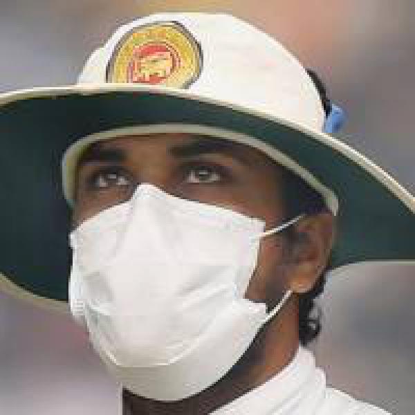 Mask-wearing Lankans force India to declare on smog-hit day
