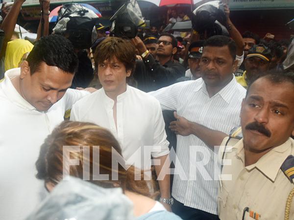 Shah Rukh Khan arrives for the last rites of Shashi Kapoor 