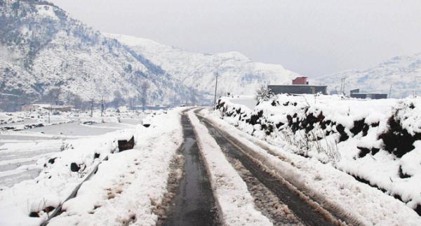 Jammu-Srinagar highway closed after snowfall and rain