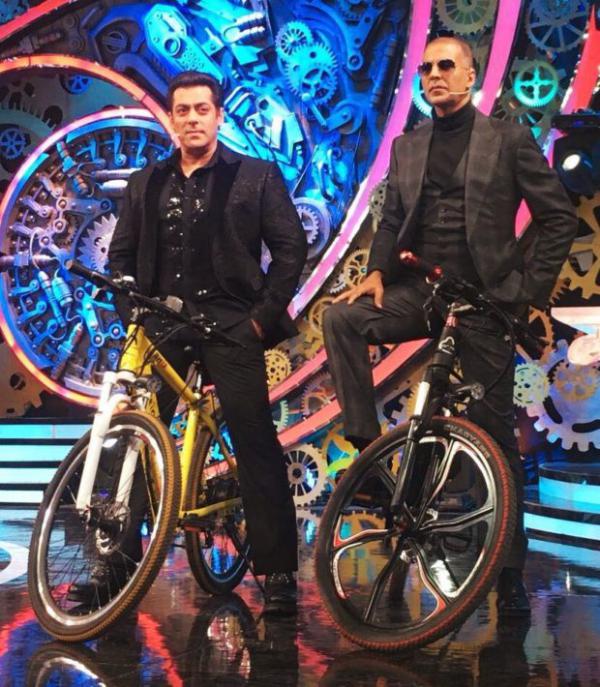  Bigg Boss 11 Finale: Salman Khan and Akshay Kumar are dapper dudes on cycles! 