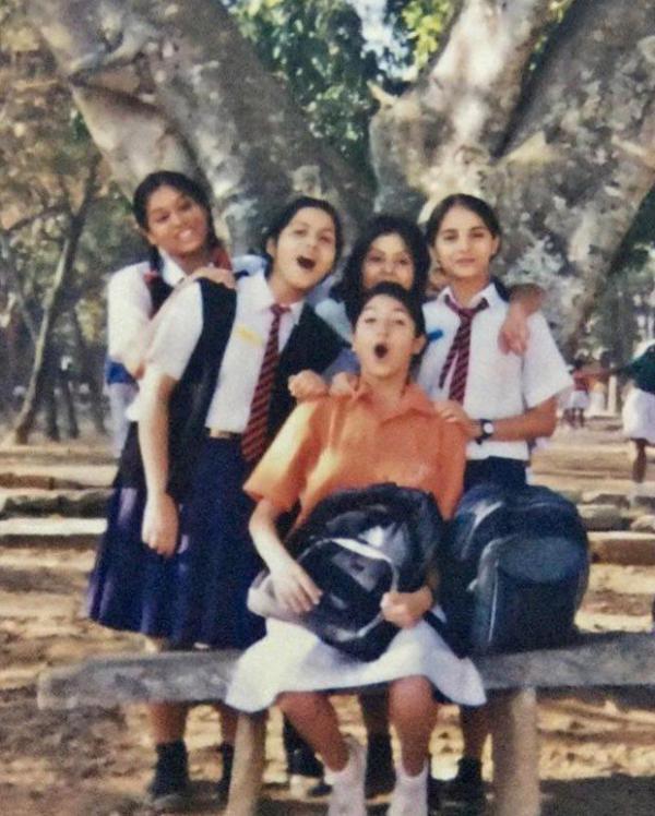  Flashback Friday: Anushka Sharma is a fun-loving teenager while posing with her gang in this cute photo 