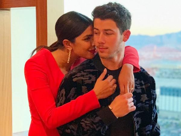 Nick Jonas canât take his eyes off Priyanka Chopra and we have proof 