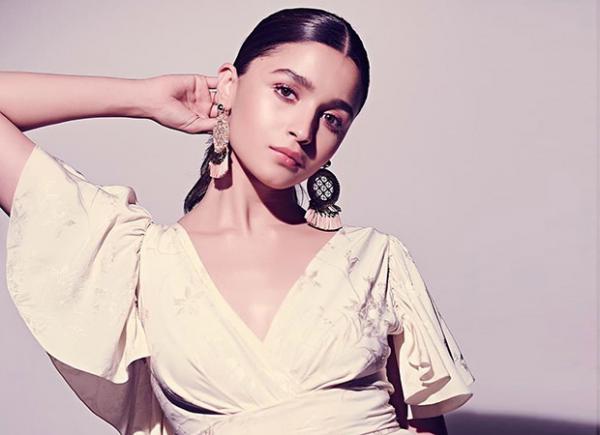  Woah! Alia Bhatt takes us through her house in this interesting Vlog about her shifting day and fans are impressed with it! 