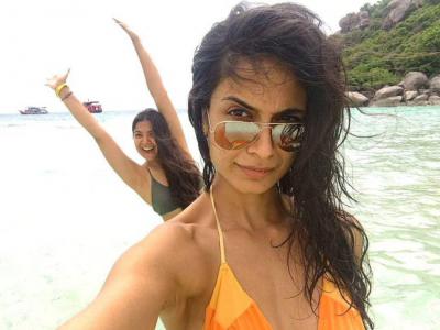  Sarah Jane Dias flaunts her HOT bikini body while chilling on the beach 