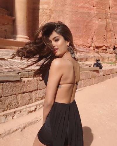  HOT! Nidhhi Agerwal flaunts her backless outfit while shooting a song for Munna Michael 