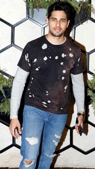 Kartik Aaryan andamp Sidharth Malhotra Show Us That There Can Never Be Too Many Holes In A T-shirt 