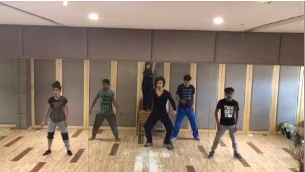  Watch: Tiger Shroff shows off some smooth moves on Bruno Mars' 'That's What I Like' 