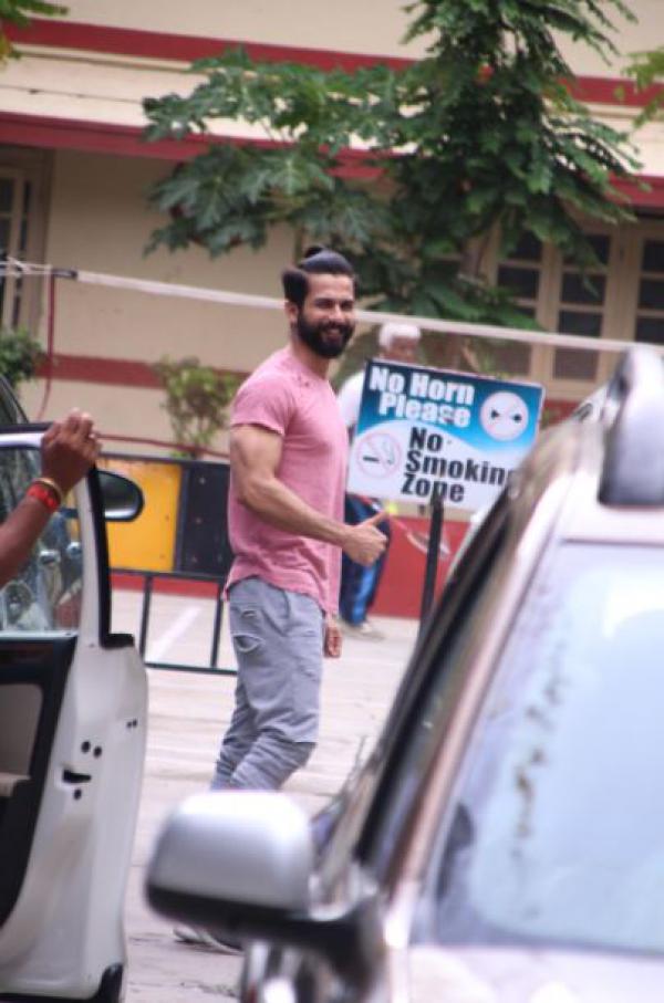 Oh No Shahid Kapoor Just Wore A Pink T-Shirt To The Gym 