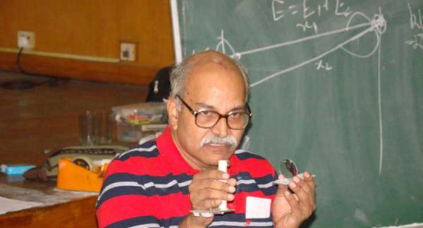Legendary Physics Professor HC Verma Asked Twitter To Name His Book andamp People Kind Of Came Through 