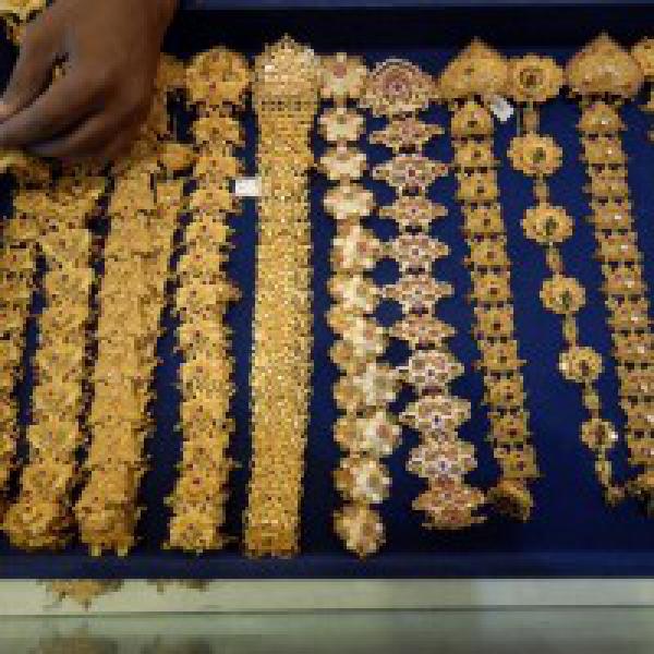Gold on retreat, slides down by Rs 250 after dollar clout grows