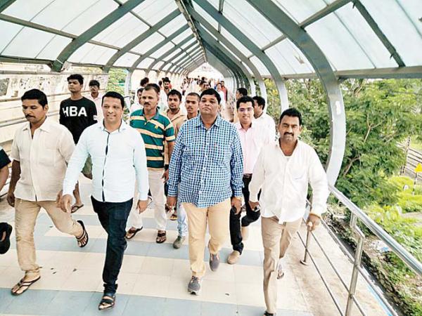 Officials rid Badlapur skywalk of hawkers themselves