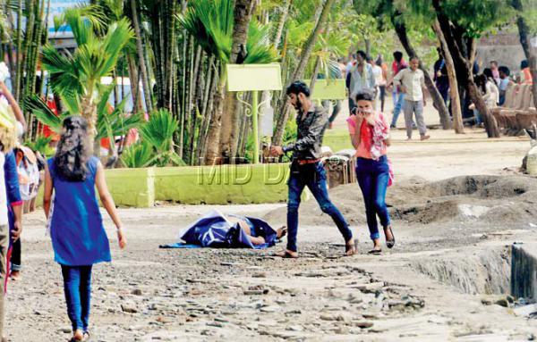Dead body found lying in the middle of the road in Bandra